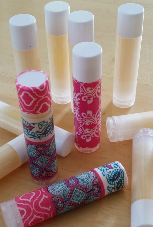 Cute way to decorate lip balm tubes. Easy, small batch lavender orange lip balm DIY. One of the best beginner essential oils recipes I've tried. Love the step by step photo tutorials and super creative way to use washi tape.