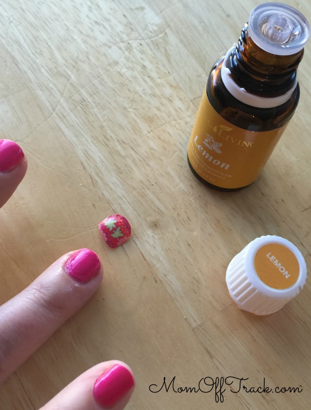 Love doing your nails with Jamberry but having a hard time getting those gorgeous nail designs off?  This super easy method to remove nail art really surprised me. 