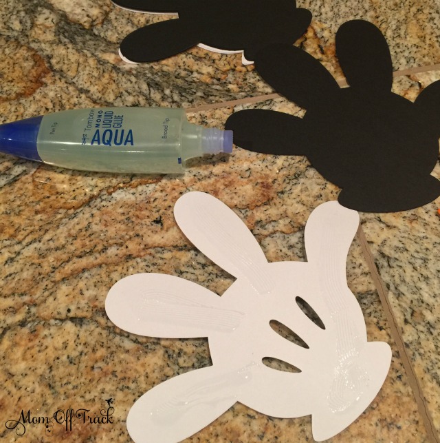 These Mickey Mouse hands are super easy to make with your Cricut machine and are great for Disney parties and Fish Extender gifts. 