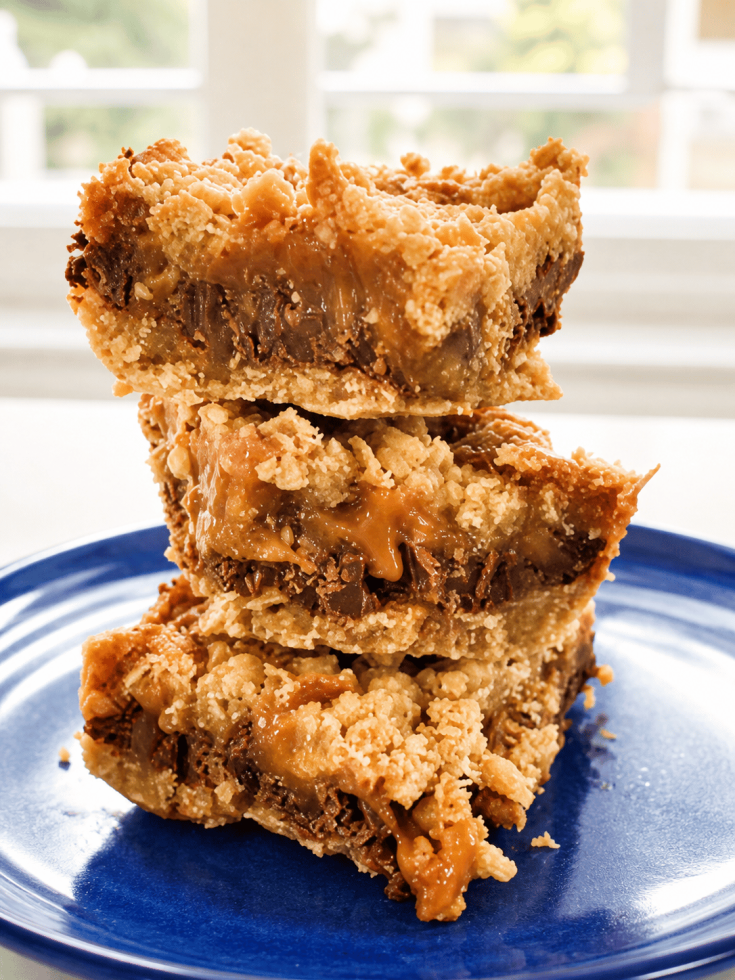 3 caramelita bars on a blue plate